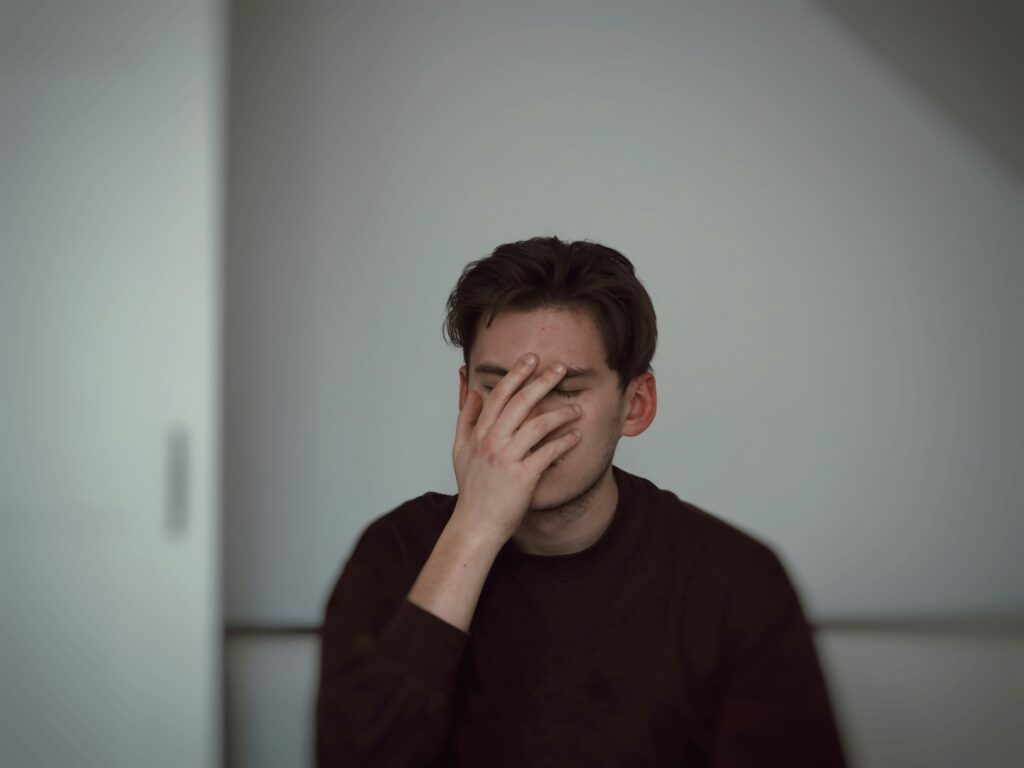 付箋に様々な「仕事の不満」が書き出され、整理されているイメージ