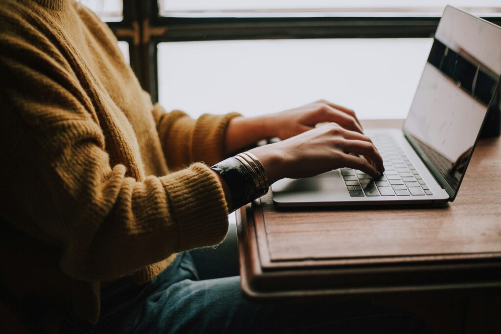 人物がパソコンで転職サイトを見ている様子や、グラフで給与レンジを示しているイメージ