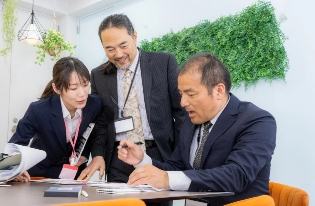 企業が求職者を採用する様子の画像