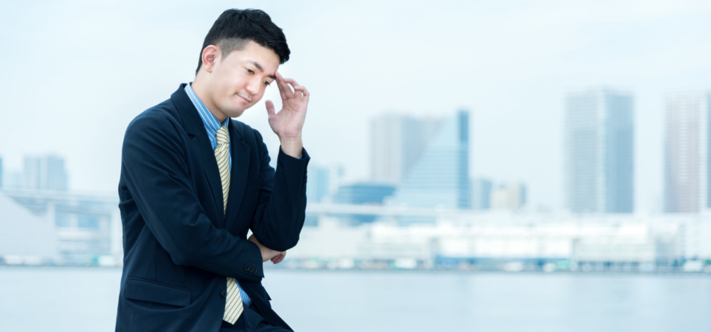 悩んでいる人の画像