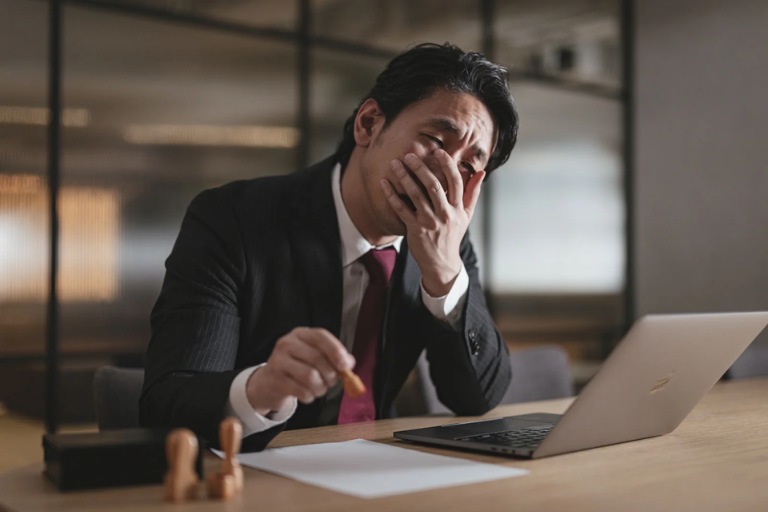 人間関係で失敗した人の画像