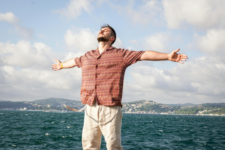 我慢しない男性のイメージ