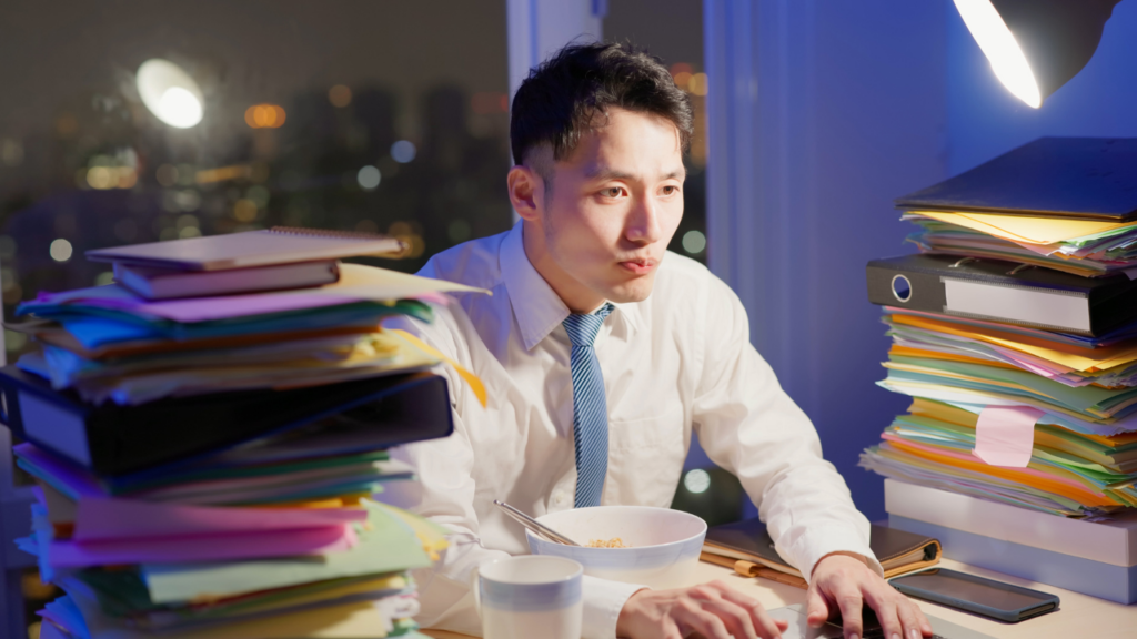 無理に働き続ける人の画像