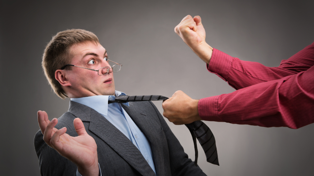 一人で戦っている人の画像